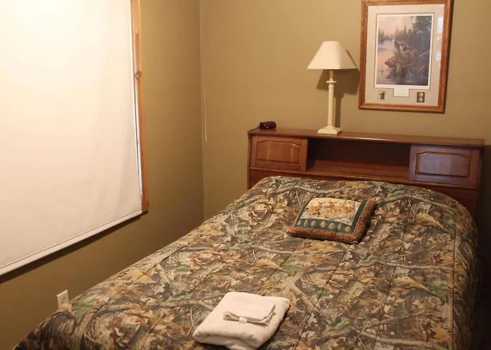 Pond View Loft - Screen Porch, Fire Pit & Fishing Lodge Mcleansboro
