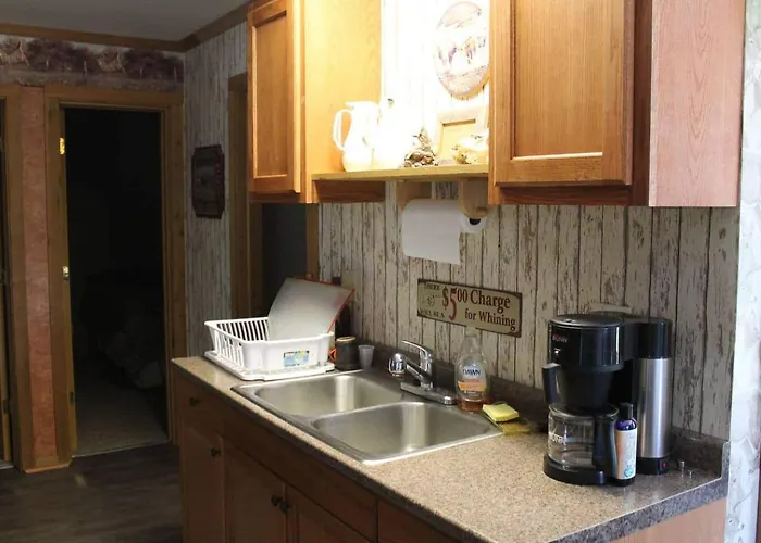 Lodge Pond View Loft - Screen Porch, Fire Pit & Fishing *