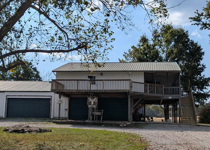 Pond View Loft - Screen Porch, Fire Pit & Fishing Lodge Mcleansboro